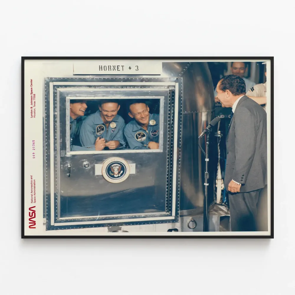 Aikakausjuliste Apollo 11:stä, jossa presidentti Richard Nixon ja astronautit