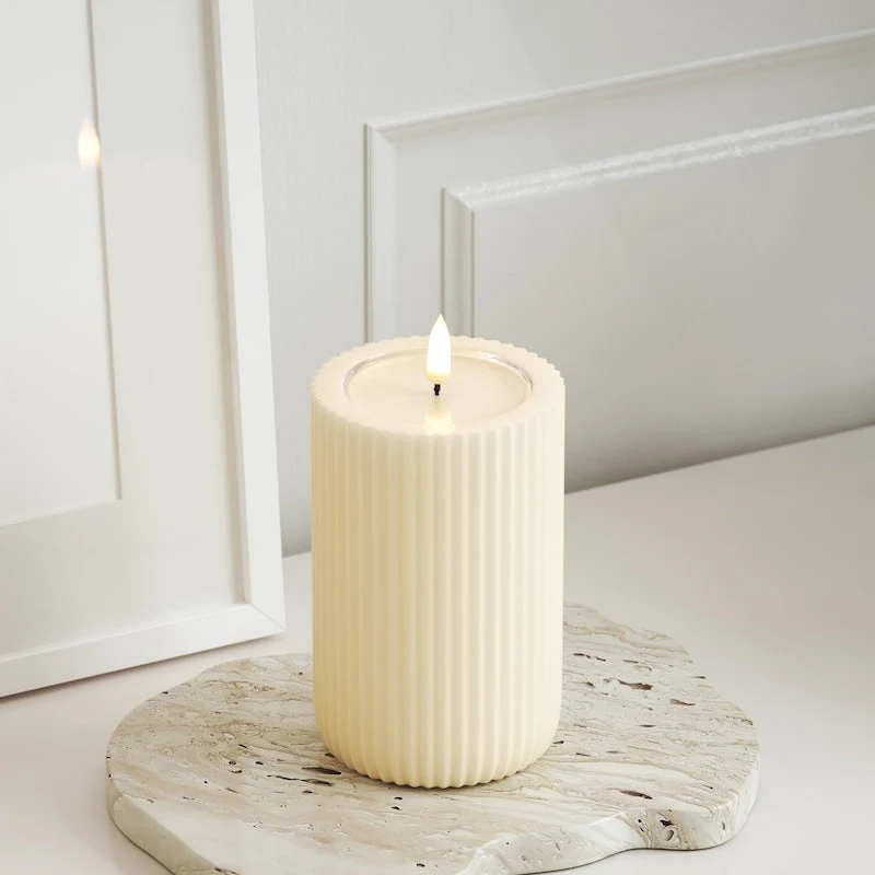 Ainutlaatuinen LED uritettu kynttilä D 8 x 12,5 cm Kerma