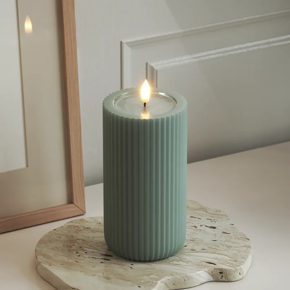 Ainutlaatuinen LED uritettu kynttilä D 8 x 15 cm Sage Green