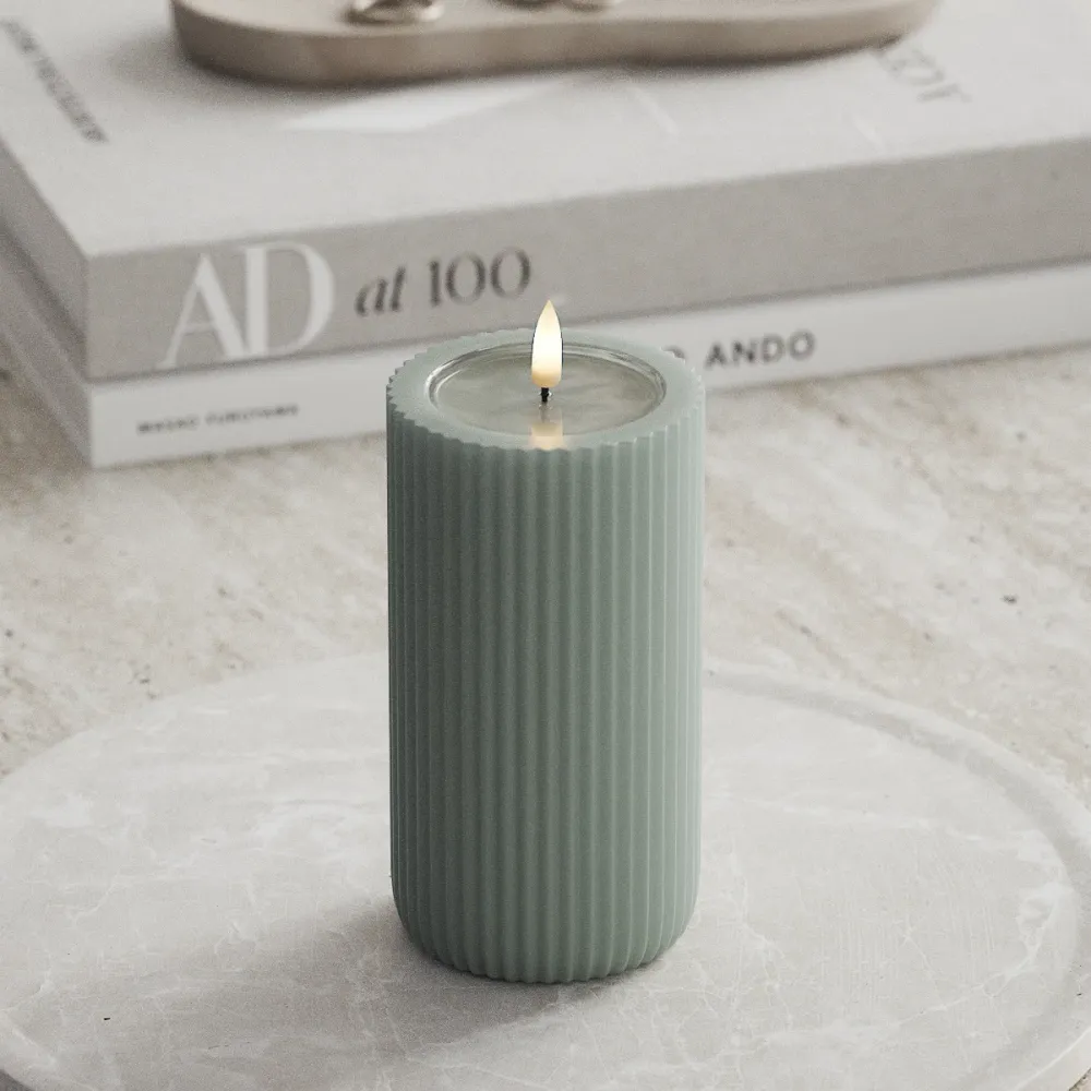 Ainutlaatuinen LED uritettu kynttilä D 8 x 15 cm Sage Green