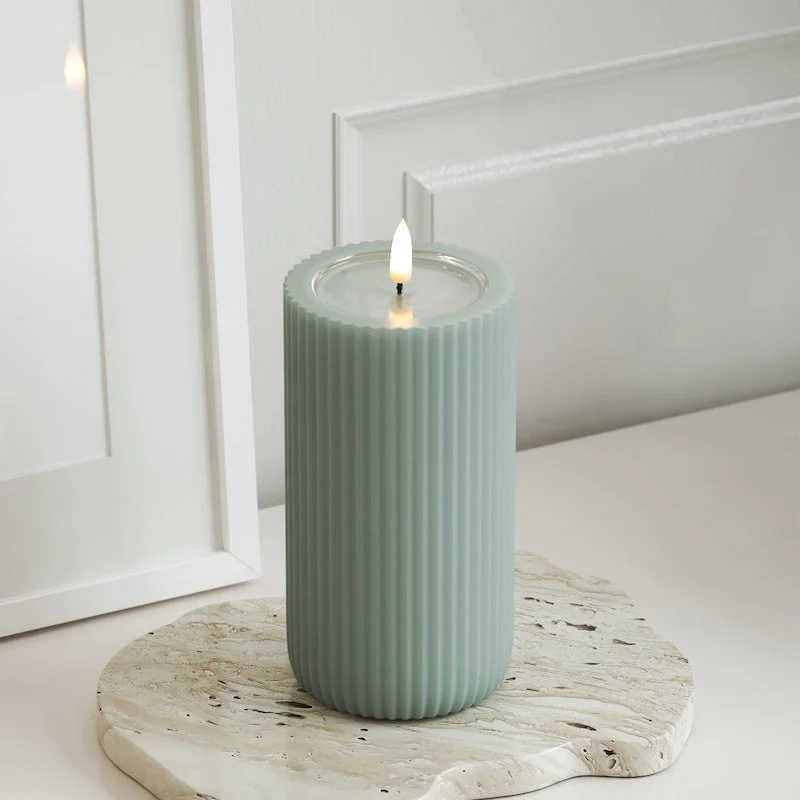 Ainutlaatuinen LED uritettu kynttilä D 8 x 15 cm Sage Green