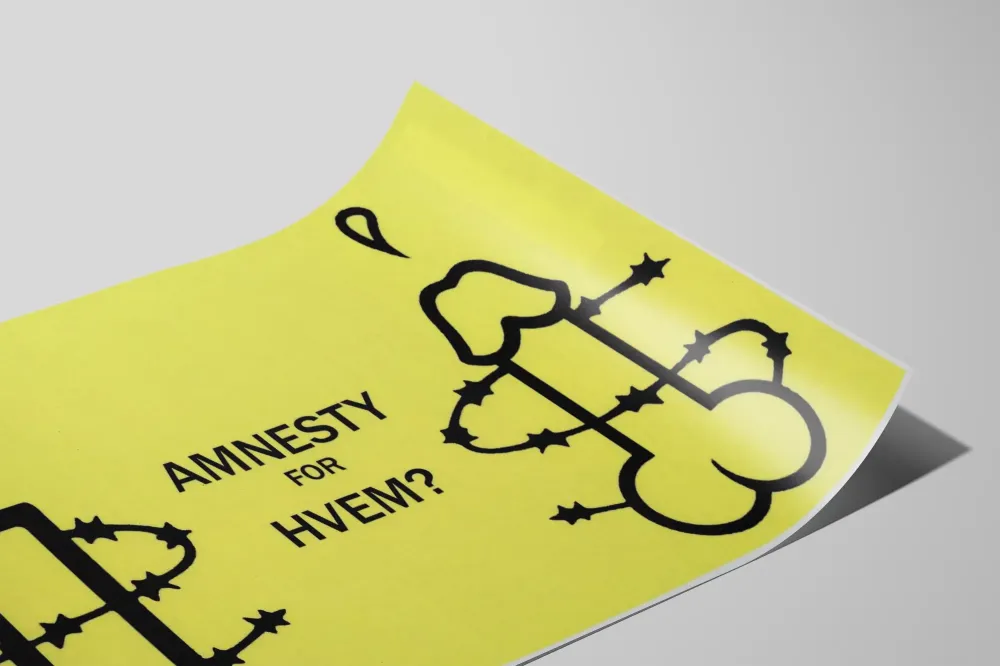 Amnesty Hvem - Sitoutunut seinäkoriste keltaisella taustalla Juliste