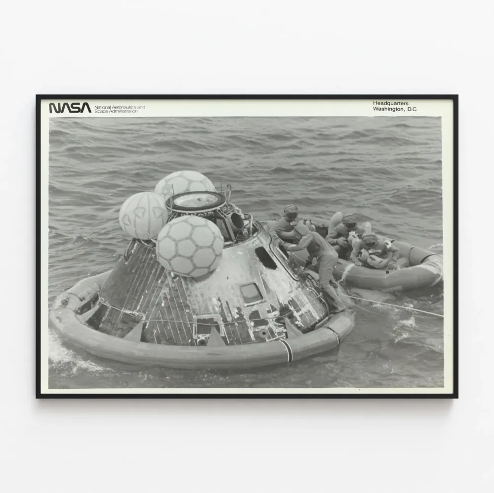 Historiallinen juliste: Apollo 11 -kapseli ja astronautit pelastuslautalla