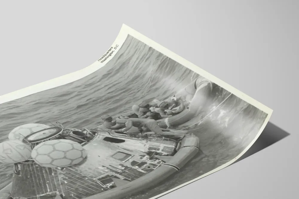 Historiallinen juliste: Apollo 11 -kapseli ja astronautit pelastuslautalla