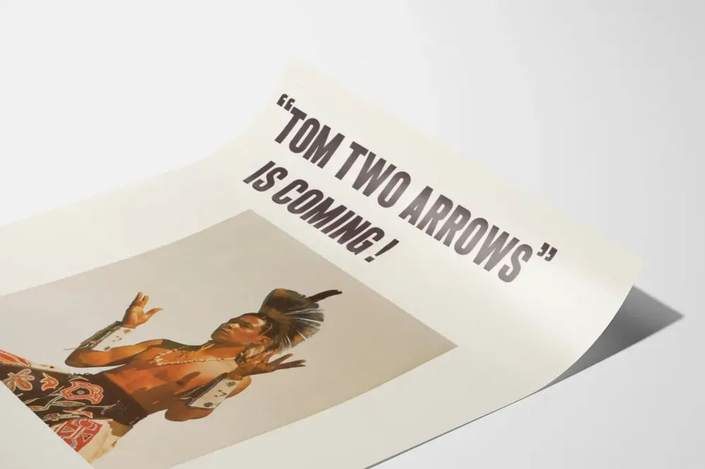Koristejuliste Tom Two -nuolen perinteisessä asussa