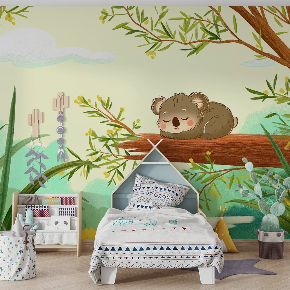 Lastenhuoneen tapetti | Nukkuva koala oksalla luonnon keskellä