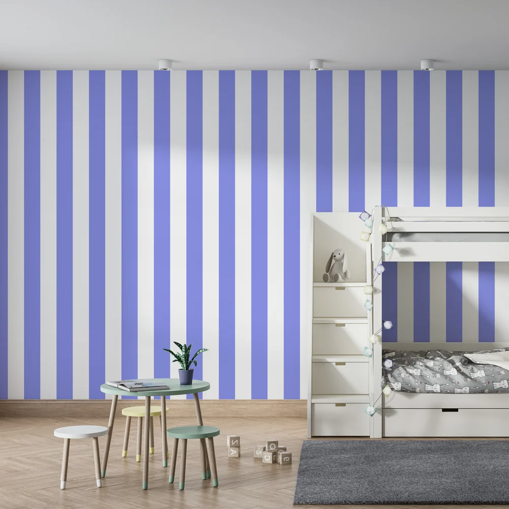 Lastenhuoneen tapetti | Pehmeät pystysuuntaiset raidat violetilla