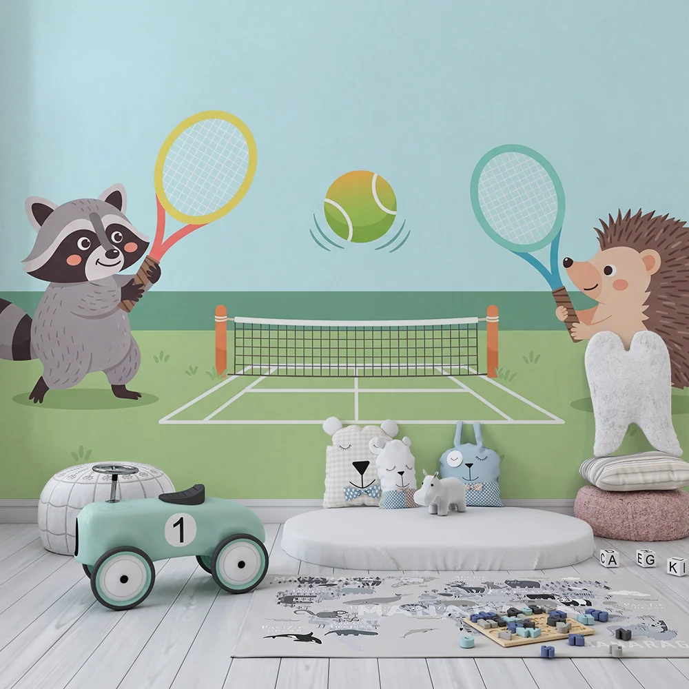 Lastenhuoneen tapetti | Pesukarhu ja siili pelaamassa tennistä leikkisässä maisemassa