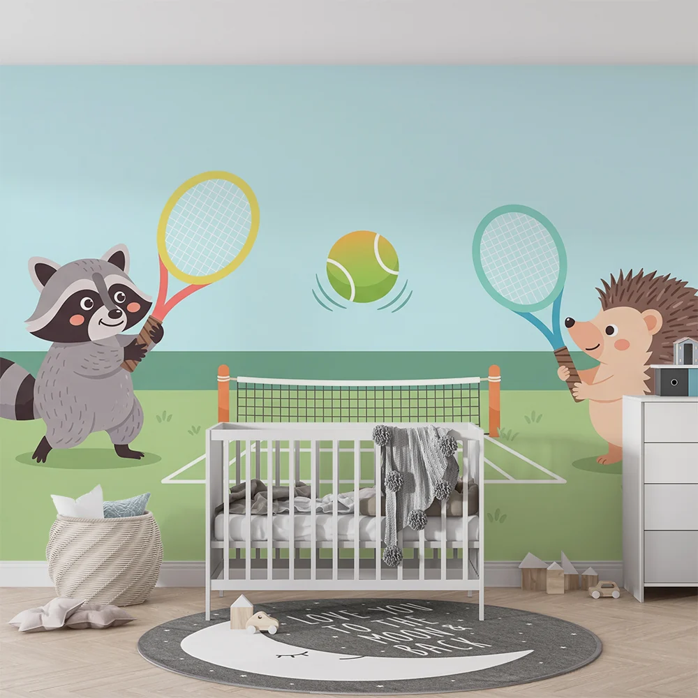 Lastenhuoneen tapetti | Pesukarhu ja siili pelaamassa tennistä leikkisässä maisemassa