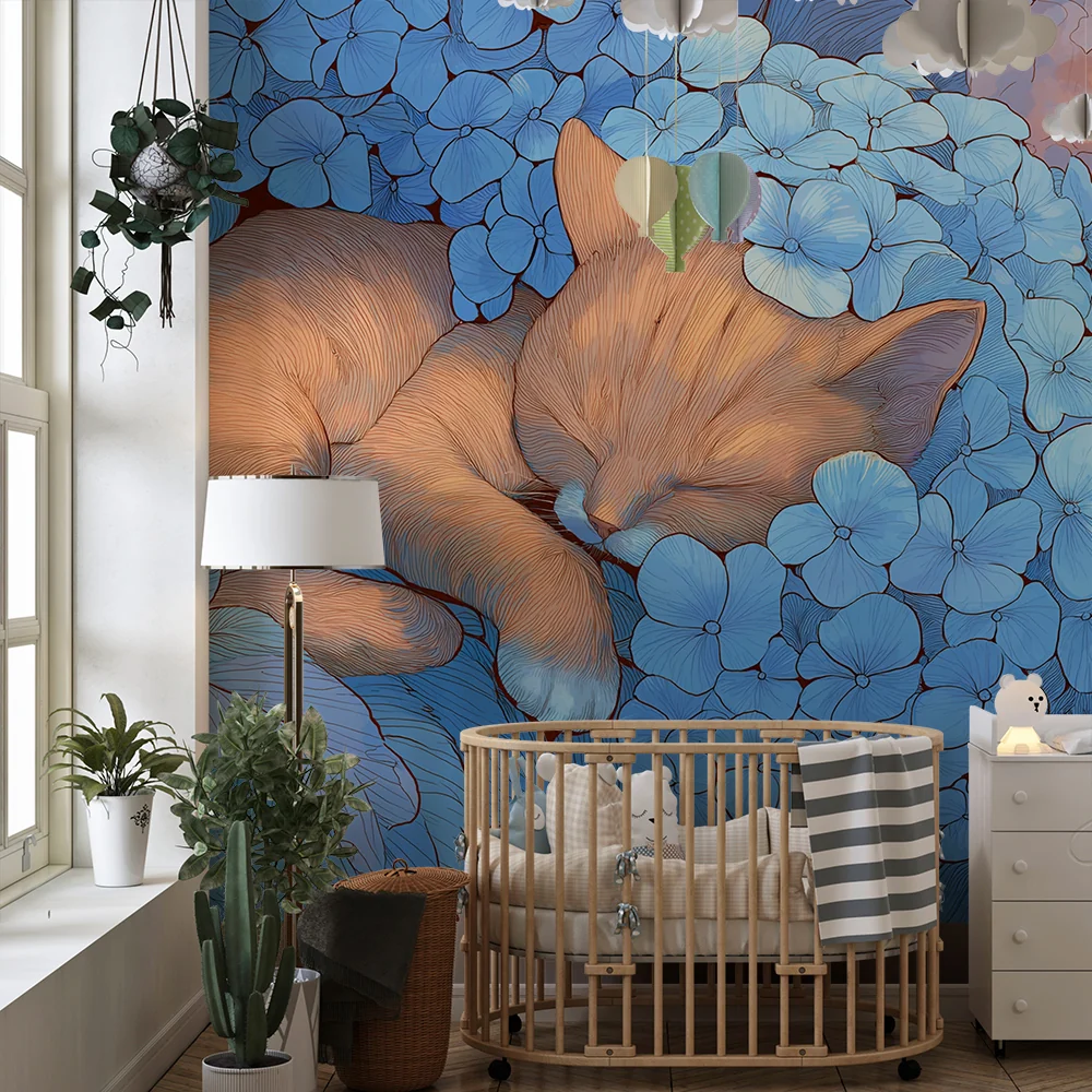 Lastenhuoneen tapetti | Uninen kissanpentu sinisten hydrangeakukkien keskellä