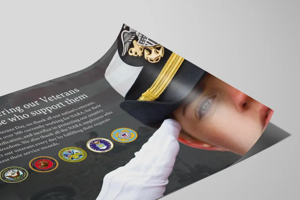 Muistoposterin veteraanipäivästä sotilaalla tervehdyksessä