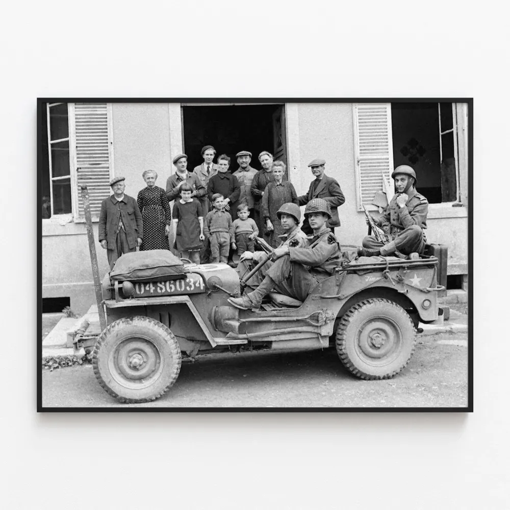 Sotilasjeep sotilaiden ja siviilien kanssa - Normandian maihinnousu