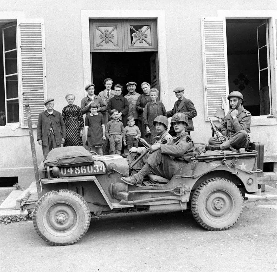 Sotilasjeep sotilaiden ja siviilien kanssa - Normandian maihinnousu