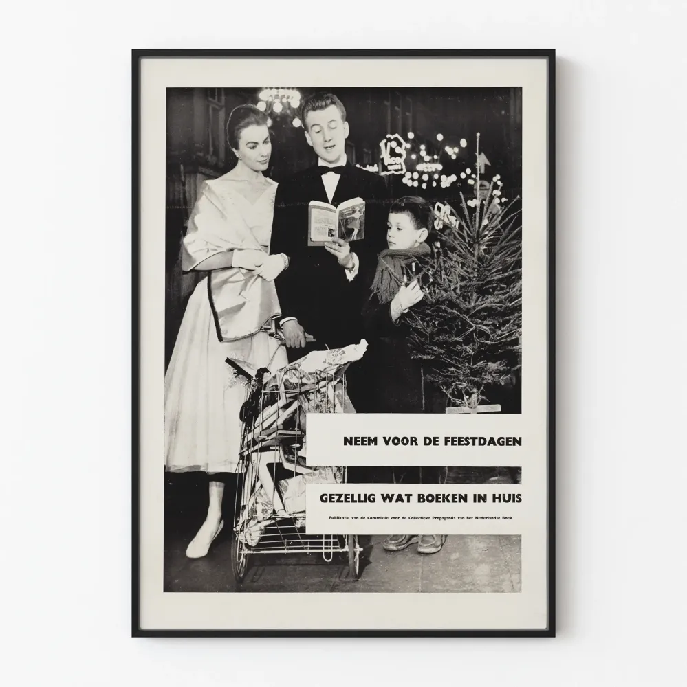 Vintagejoulujuliste perheen kanssa kirjojen ja joulukuusen kanssa