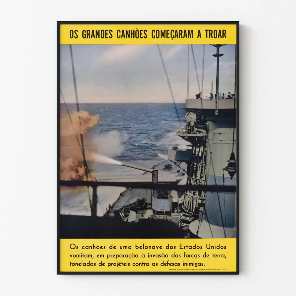 Vintagemilitaarinen juliste amerikkalaisesta tykistön tulituksesta merellä