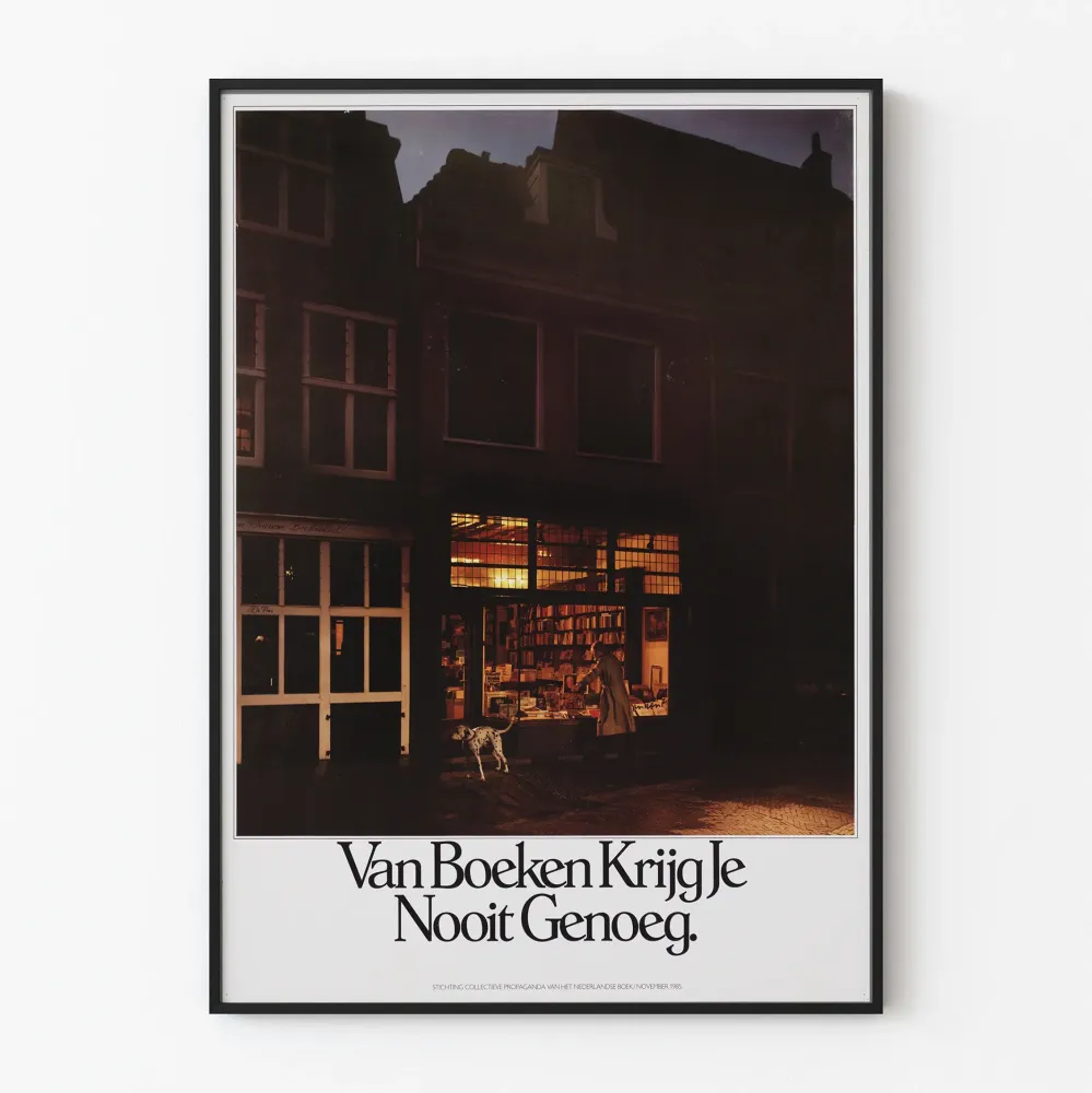 Vintagemuotipisteen kirja juliste valaistuna hämärässä